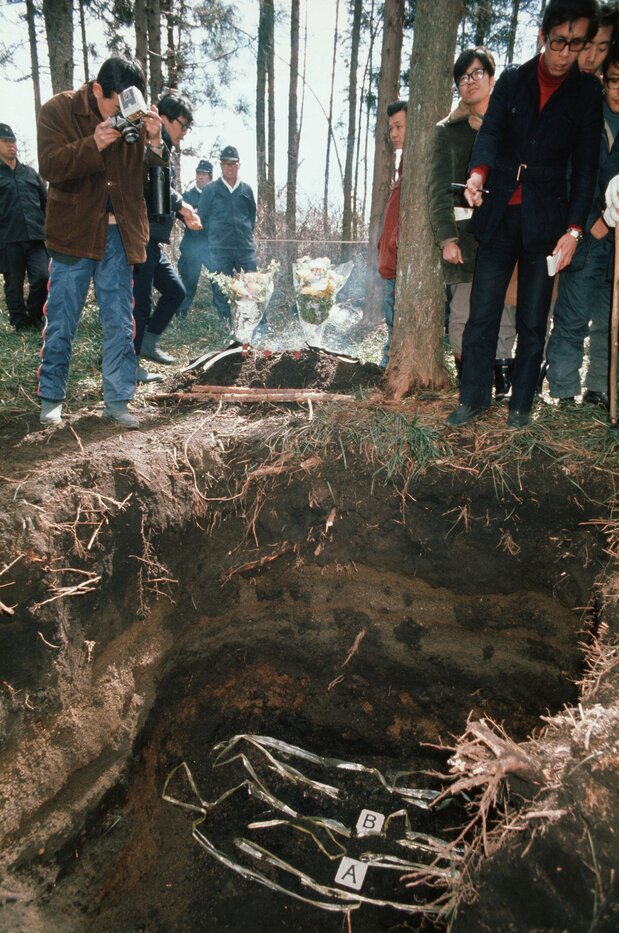 El lugar cerca de la base del monte Haruna donde fue enterrado uno de los miembros del Ejército Rojo Unido tras su linchamiento; imagen de marzo de 1972, prefectura de Gunma. (Jiji Press)