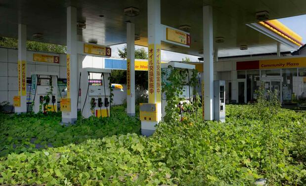 A gas station in Futaba from Kasabuta: Fukushima the Silent Views. (© Nakasuji Jun)