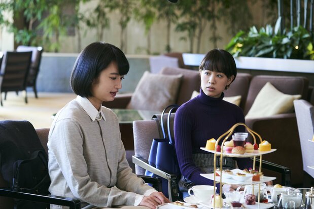 Hanako (Kadowaki Mugi) y su amiga violinista, Itsuko (Ishibashi Shizuka) © Yamauchi Mariko / Shūeisha – Comité de producción de Ano ko wa kizoku