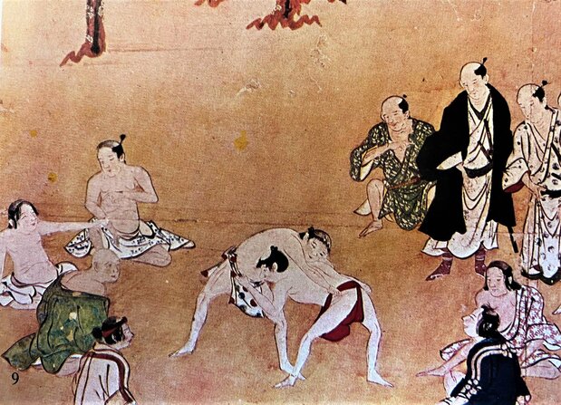 室町時代に描かれたとみられる相撲の光景。見物人が輪をつくり、その中で戦うようになったのが土俵の起源といわれる 「大相撲ジャーナル」提供
