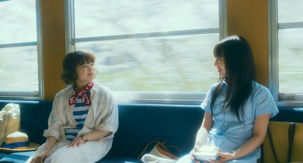 大学で出会い、親友となる真奈(岸井ゆきの・左)とすみれ(浜辺美波) ©2022 映画「やがて海へと届く」製作委員会
