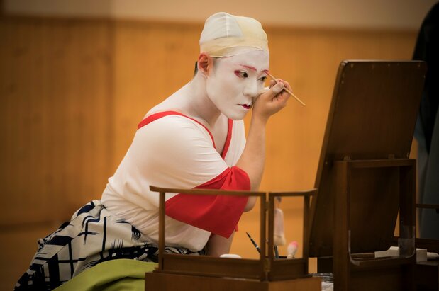 Los actores de kabuki se encargan de su propio maquillaje. (Fotografía de Matsuda Tadao)