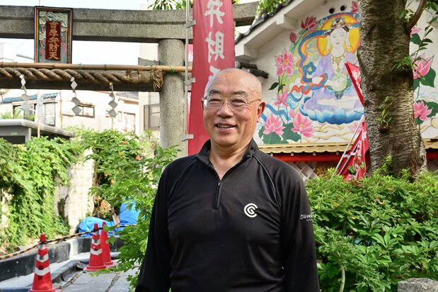 吉原达雄站在正在施工的吉原弁财天,向笔者讲述吉原的未来