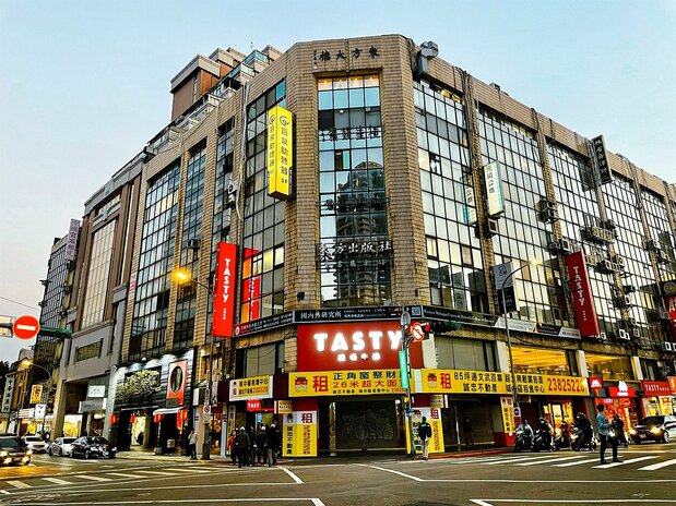 二戰後的新高堂書店化身成為「東方出版社」(鄭仲嵐攝影)