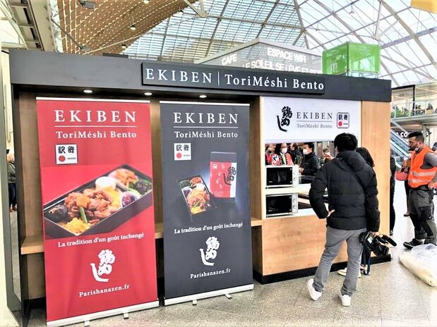 Le stand ToriMeshi attire l'œil dans le hall de la Gare de Lyon.