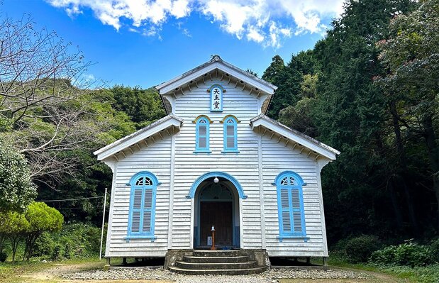 La iglesia de Egami, bien de importancia cultural del Estado, es un magnífico ejemplo de la arquitectura católica japonesa en madera. El piso está elevado sobre el terreno circundante para evitar las humedades. (Fotografía: Amano Hisaki)