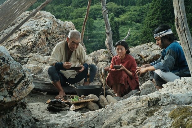 川上から流れてきた謎の少女(川島鈴遥)を囲むトイチ(左、柄本明)と村人の源三(村上虹郎) ©2019「ある船頭の話」製作委員会