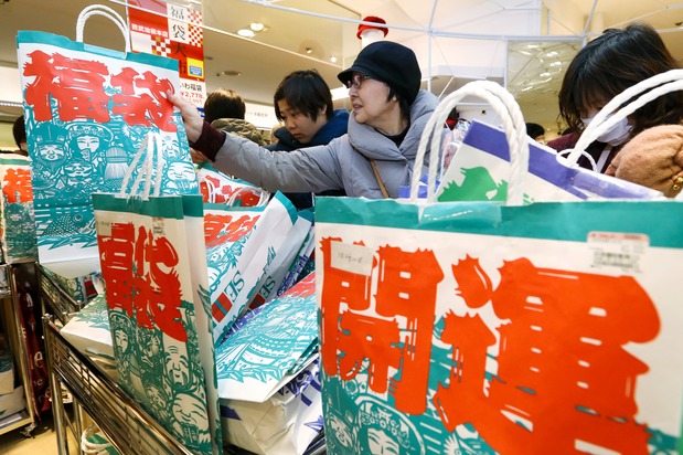 Shoppers grab fukubukuro at the Seibū Department Store in Ikebukuro. (© Jiji)
