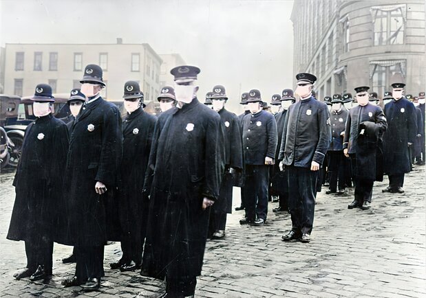 1918年のインフルエンザの大流行中、米国ワシントン州シアトルでマスクを着用する警察官(Photo by Gado/Getty Images)