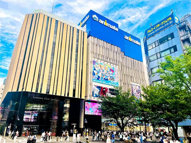 2023年3月16日完成重装升级的animate池袋本店。在店前的中池袋公园，一些消费者兴冲冲地打开动漫周边产品的包装袋