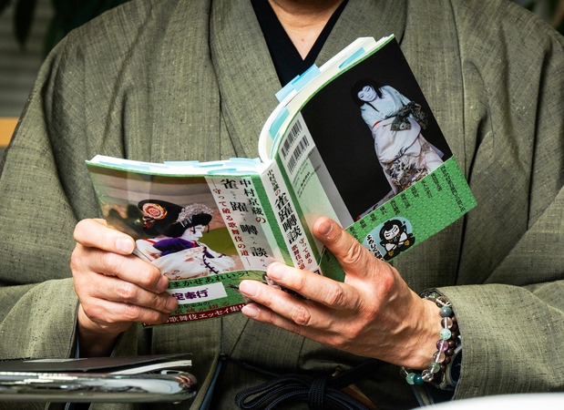 Nakamura Kyôzô a publié un ouvrage sur les souvenirs de son maître, Jakuemon IV, les traditions qu’il a préservées tout au long de sa carrière et ses efforts en faveur de l’innovation.