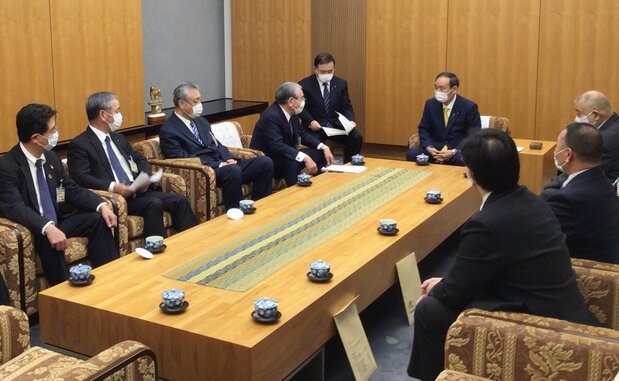 Japan Fisheries Cooperatives President Kishi Hiroshi meets with Prime Minister Suga on April 7, 2021 at the Prime Minister’s Residence (© Jiji; provided by Japan Fisheries Cooperatives)