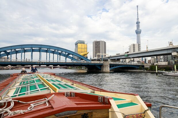 浅草・駒形橋の下を通過した屋形船。都会の風景にクラブミュージックがマッチしていた