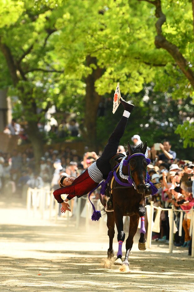 En el ritual Kakeuma se exhiben habilidades extraordinarias, como hacer el pino a lomos de un caballo. (Imagen cortesía de KYOTOdesign)
