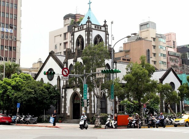 現在的長安東路在日本統治時期，稱四條通。原本的日本聖公會臺北大正町教堂，現在仍留有當時的樣貌（筆者攝影）