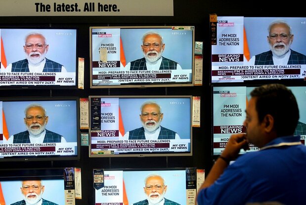 今年3月27日、インドのモディ首相は、テレビを通じて、ミサイルで人工衛星を破壊する実験に成功したと発表。(ロイター/アフロ)