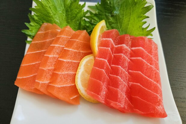 A serving of Future Fish salmon and tuna. (© Kawamoto Daigo)