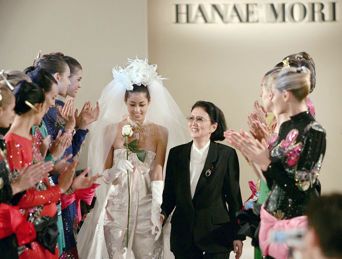在巴黎举办秋冬高定秀的森英惠（中右）与孙女兼模特森泉（2004年7月7日于法国巴黎）
