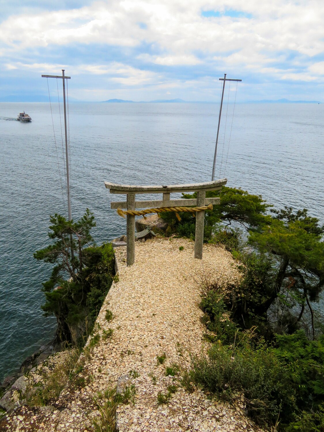 不能靠近参拜点，通过从近处的拜殿投掷碟子来祈祷许愿（笔者拍摄）