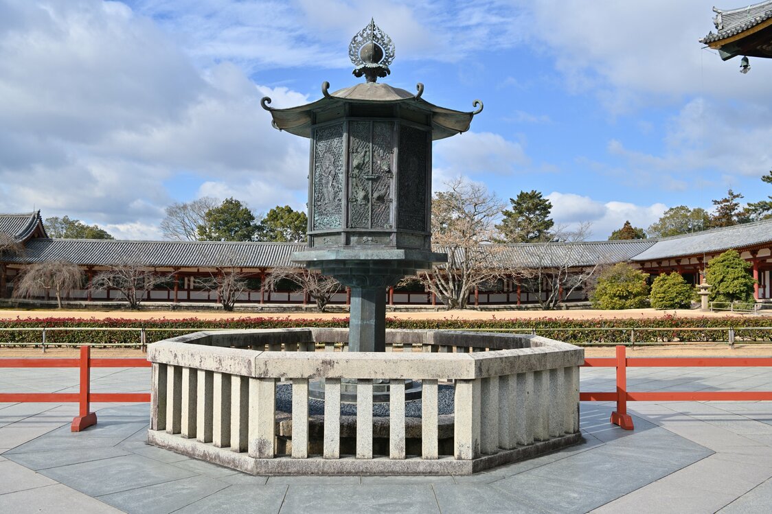 La lanterne octogonale « hakkaku tôrô » en bronze date de la fondation du Tôdai-ji. Elle est classée trésor national.