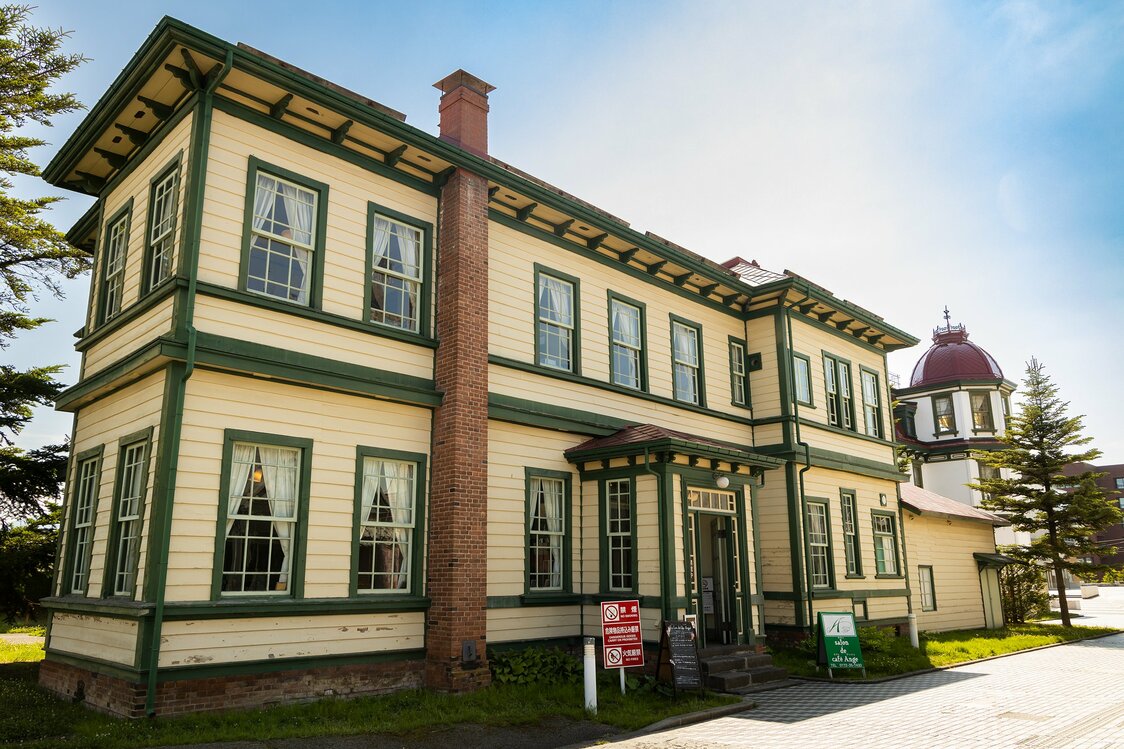 El colegio Tōō Gijuku, cuyo predecesor es el colegio del dominio de Hirosaki. Los profesores invitados de otros países vivían en este edificio