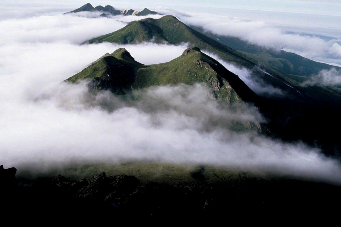 La cordillera de Shiretoko asomándose entre el mar de nubes.