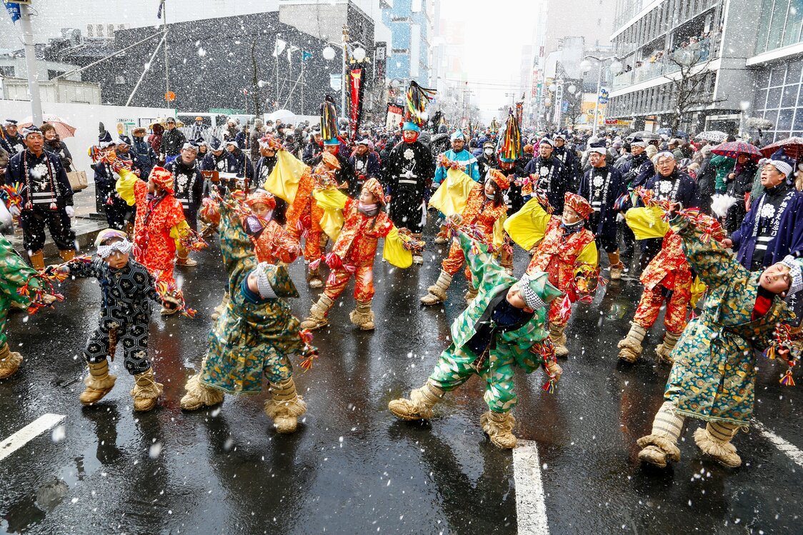 初日は小中学校が休校し、大勢の子どもが参加する