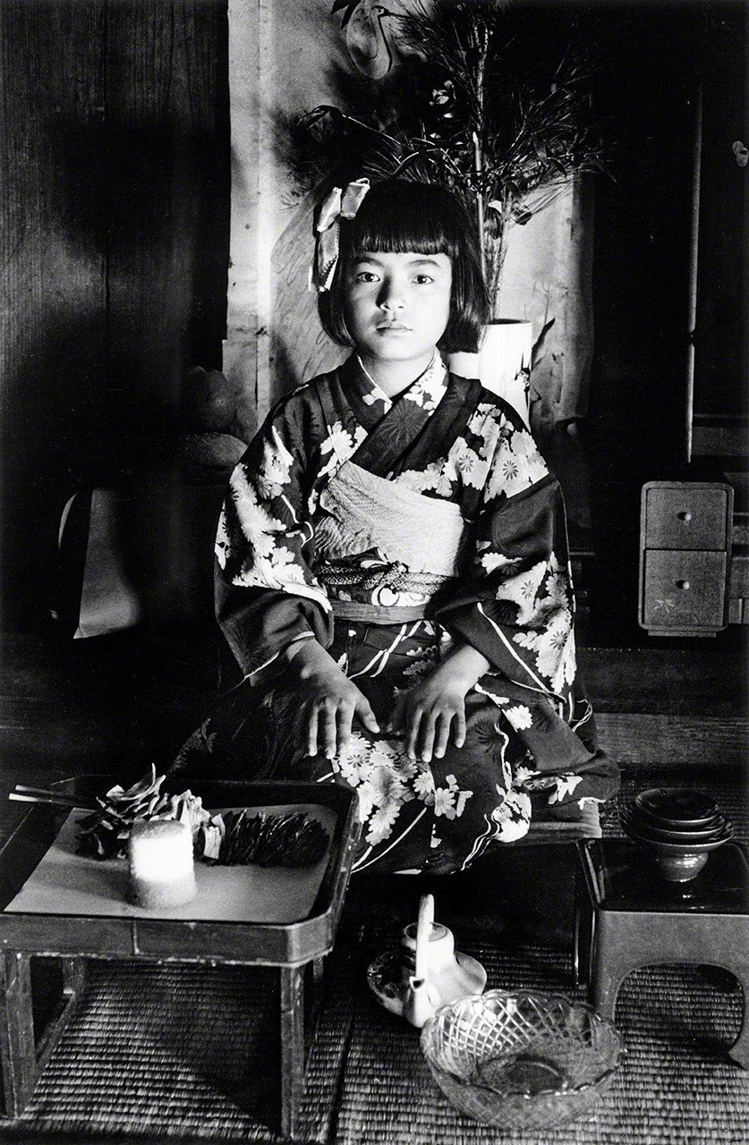《十三岁庆》。这是为虚岁13岁的孩子举办的庆祝仪式。对女孩而言，这是在娘家举办的第一个也是最后一个重要仪式，因此要穿新做的衣服隆重庆祝。照片中的少女表情有些紧张，令人印象深刻（1957年摄于冲永良部岛）