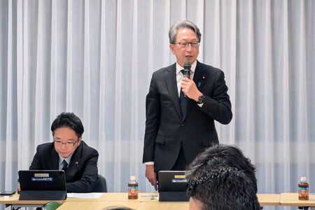 自民党の「国家サイバーセキュリティ戦略本部」であいさつする平将明本部長(右)=20日午後、同党本部