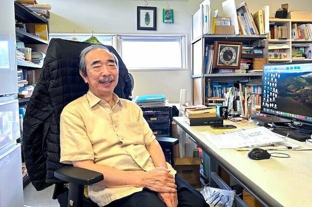 Okumoto Daisaburō at his office at the Fabre Insect Museum in Tokyo. (© Izumi Nobumichi)
