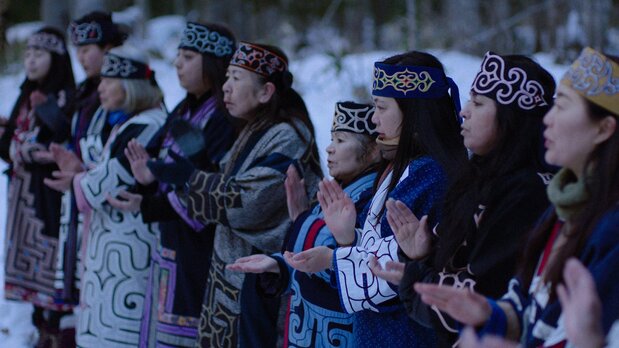 Los habitantes del ainukotan del lago Akan, en Hokkaidō, actúan en la película ©AINU MOSIR LLC/Booster Project