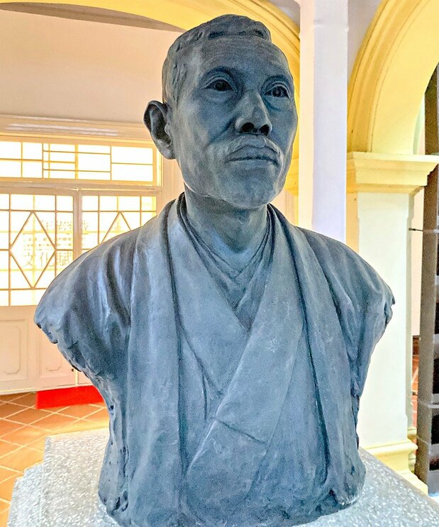 山本悌二郎像。背部には「1927 D. K.」と黄土水のイニシャルが刻まれている（筆者撮影）