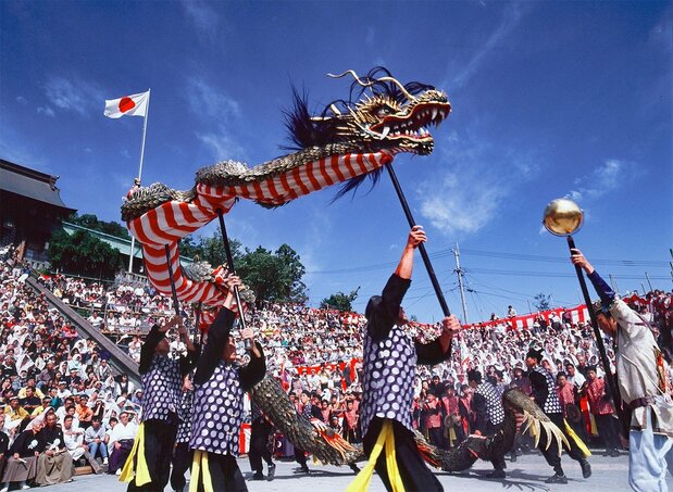 Dragon dance. (Courtesy of Nagasaki Prefecture Convention and Tourism Association)
