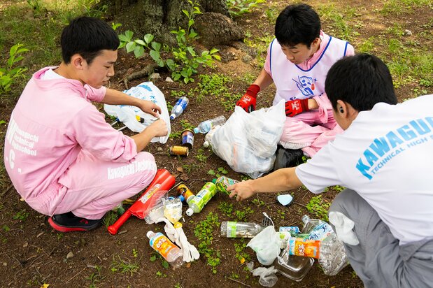 垃圾分類工作。菸蒂經常被塞進罐頭或寶特瓶裡