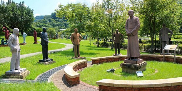 蔣介石像が蒋介石像を尋問するように取り囲む。