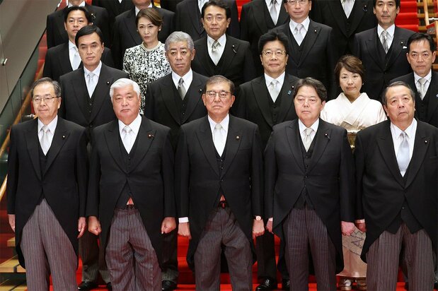 初閣議を終え、記念撮影に臨む石破茂首相(前列中央)と閣僚ら=2024年10月1日午後、首相官邸(時事)