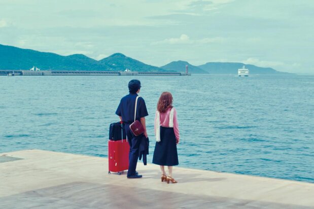 瀬戸内海の直島を訪れたシドニと健三 © 2023 10:15! PRODUCTIONS / LUPA FILM / BOX PRODUCTIONS / FILM IN EVOLUTION / FOURIER FILMS / MIKINO / LES FILMS DU CAMELIA