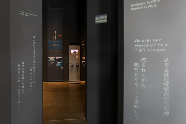 南三陸311メモリアルの有料ゾーンでは、被災時の状況から復興までの道のりまで、災害対策庁舎の屋上で助かった人を含む住民らの体験談が聞ける