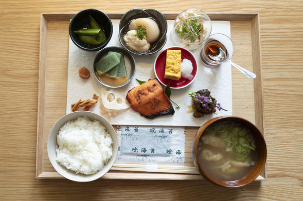 和朝食には群馬県富岡の郷土料理『こしね汁』も並び、品書きを眺めているだけでも楽しい