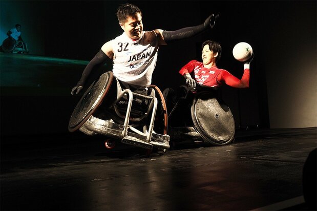Wheelchair rugby team members Hashimoto (left) and Nakamachi perform a tackle. According to the photographer, “This scene made me want to better capture the expressions and emotions of the athletes.” (© Honma Asako)