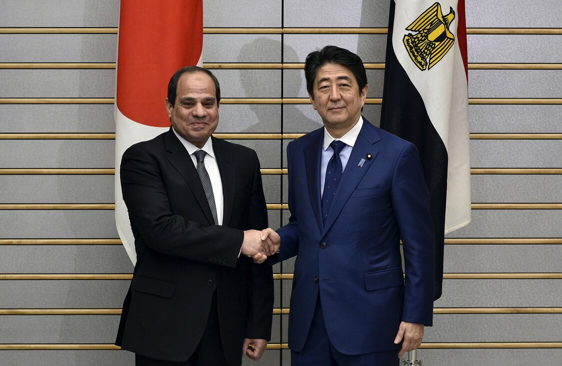 رئيس الوزراء الياباني الراحل شينزو آبي والرئيس المصري عبد الفتاح السيسي يجتمعان ويقرران التعاون في مجال التعليم، 29 فبراير/شباط 2016، طوكيو (© رويترز)
