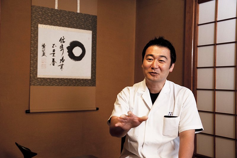 Watanabe Takashi, the seventh-generation owner of Komagata Dojō, calls “dojō nabe” the “fast food of the Edo period,” and says that “many local peddlers visited the restaurant early in the morning to spend their earnings on a hot meal.”