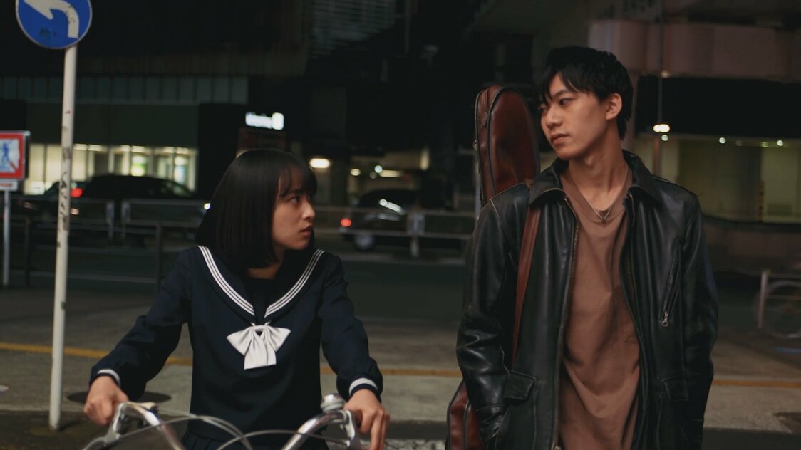 塾に行った智樹と別れた舞は、夜の下高井戸でバンドマン（橋本達）に声を掛けられる　©2021 Sunny Rain
