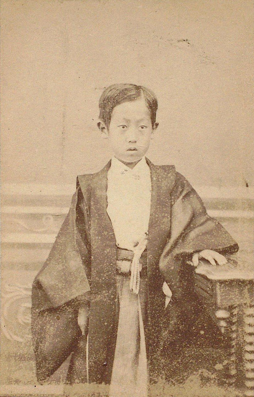 徳川家を相続した家達15歳の時の写真とされる。天璋院は家達の養育に努めた。『榎本武揚等名刺版写真』国立国会図書館所蔵