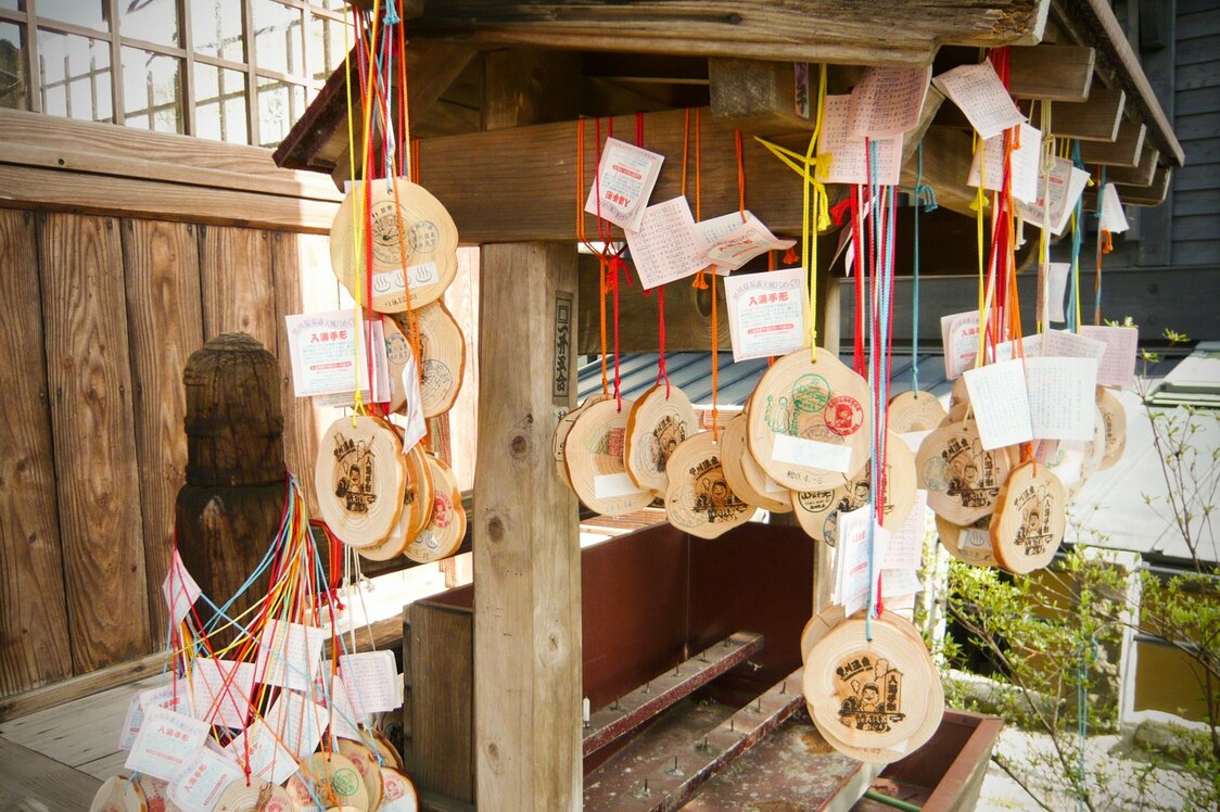 Used bath passes left at a small district shrine. (© Pixta)