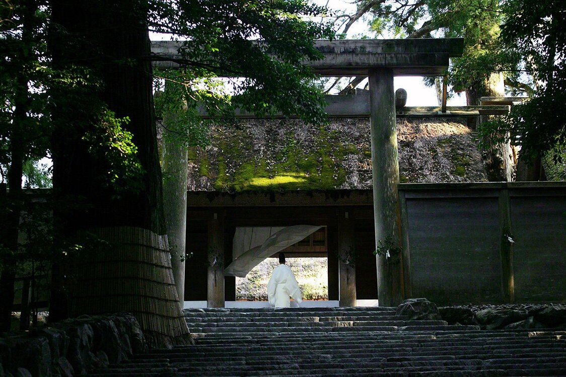 7月1日　神职人员走来，拝殿的帷幕随和风摇曳