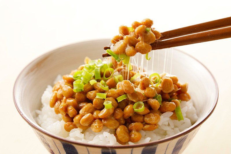 Nattō condimentado con cebolleta o negi.