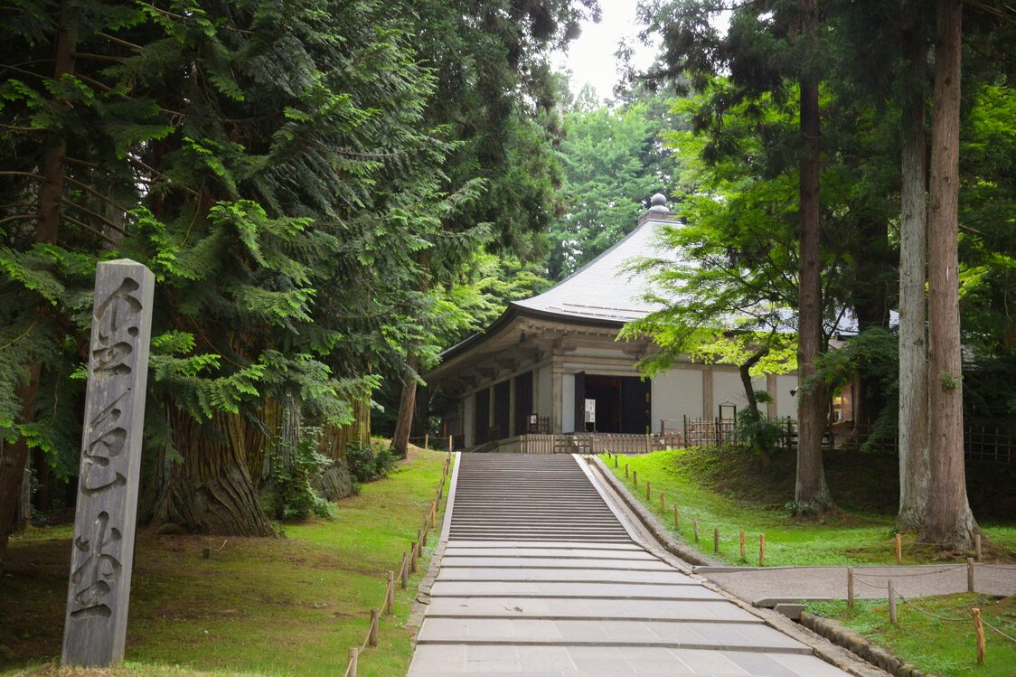 The modern Shin’ōidō hall shelters the gilded Konjikidō inside.