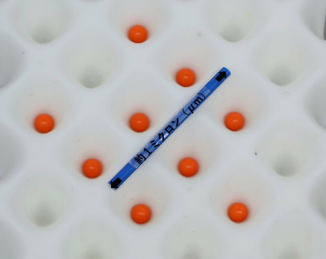 光格子時計が一つ一つの原子を捉える様子を表現した模型＝2022年8月、東京都小金井市の情報通信研究機構（時事）