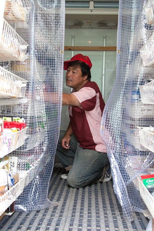 トラック内には、被災地に不足しがちだった生活用品や食料品が陳列されている。（撮影＝久山城正）